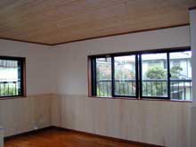 天井、腰壁に杉板を貼り、木のぬくもりあふれる空間に。