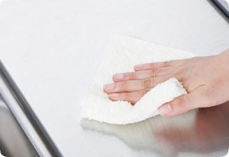 仕上げにカラ拭きしておくと、水道水中に含まれるカルキの堆積を予防できます。