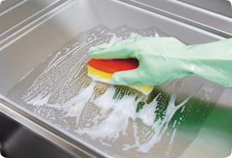 台所用中性洗剤をスポンジに付けて、軽くこすります。