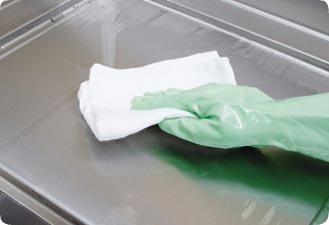 水拭きして洗剤をしっかりふき取り、最後はカラ拭きで仕上げます。