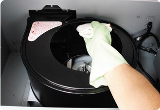 ４．ファンを抜いた内側を台所中性洗剤を付けた布かスポンジでこすり、水拭き・カラ拭きします