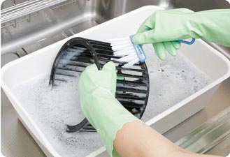 ６．ファンとベルマウスは洗い桶などに浸け置きして洗い、よく乾かしてから取り外したのと逆の手順で元に戻します