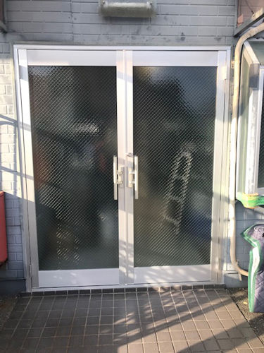 倉庫入口のガラス扉を新しく交換